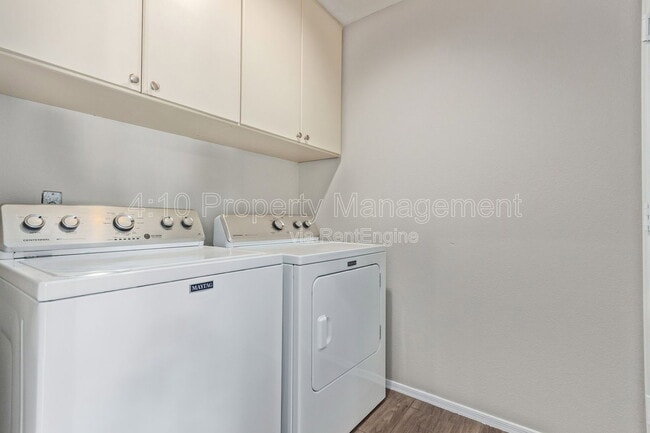 Building Photo - 2381 W Redwood Dr