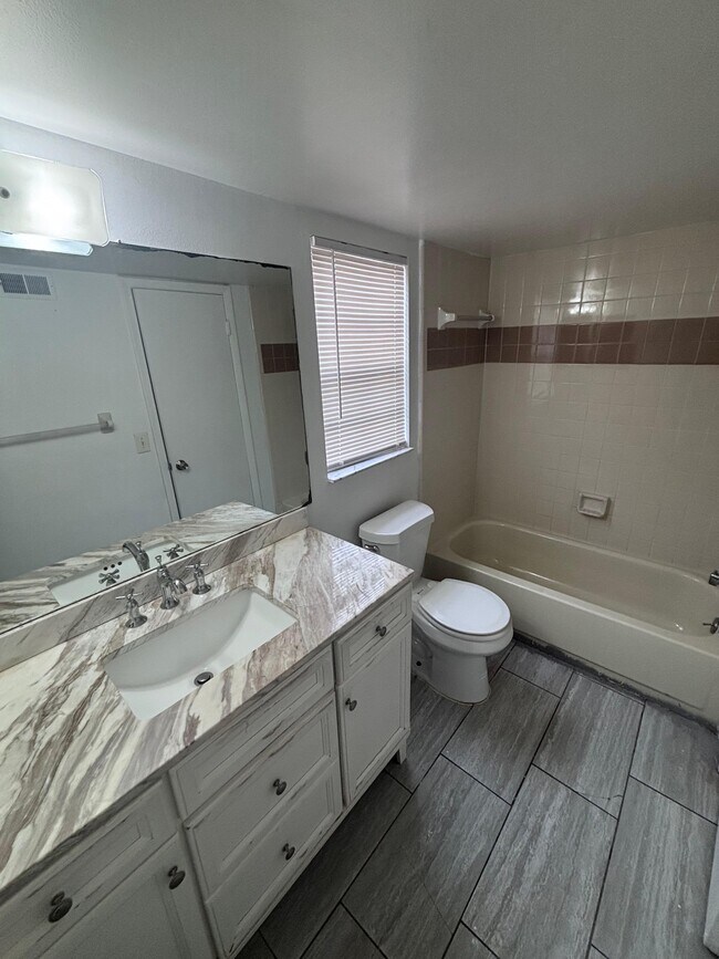 Building Photo - 4825 Lighthouse Cir