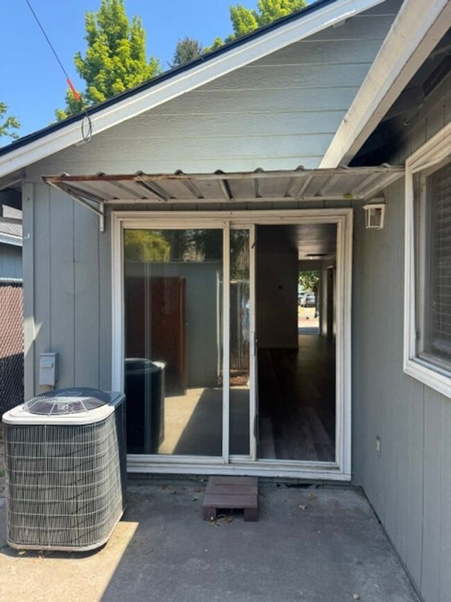 Building Photo - 606 S Holly St