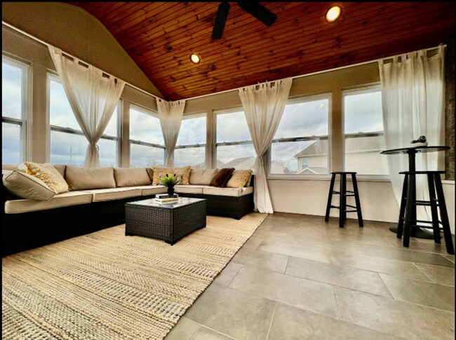 Building Photo - Spacious 4 Bedroom with Gameroom