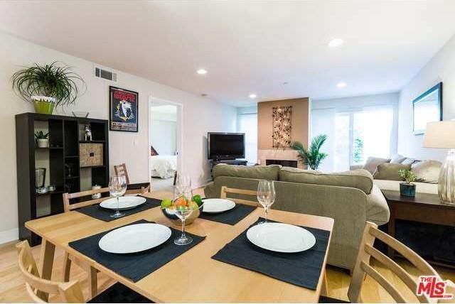 Living room/dining room - 1951 N Beachwood Dr