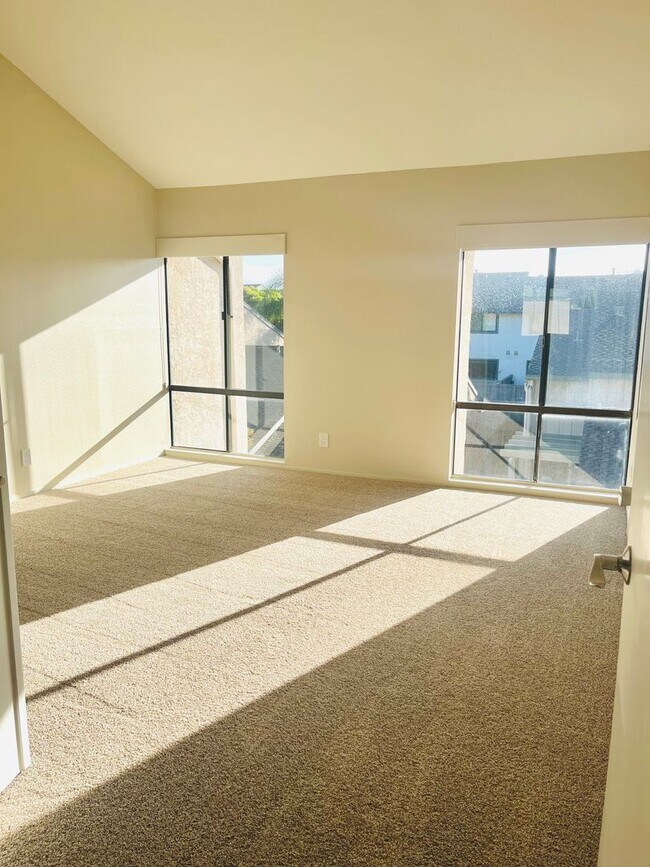 Building Photo - LA JOLLA VILLAGE LIVING! SPACIOUS 3BD/2.5BA TOWNHOME AVAILABLE JUNE for $4,795/mo!