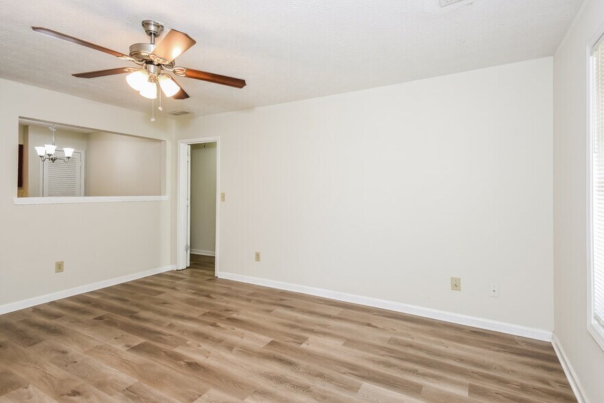 Building Photo - 320 Freeport Dr