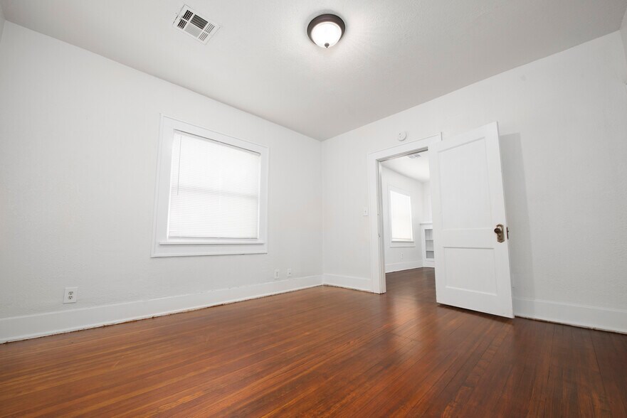 Building Photo - 323 NW 26th St