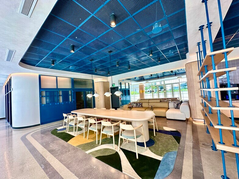 Building Photo - 105 NE 25th St