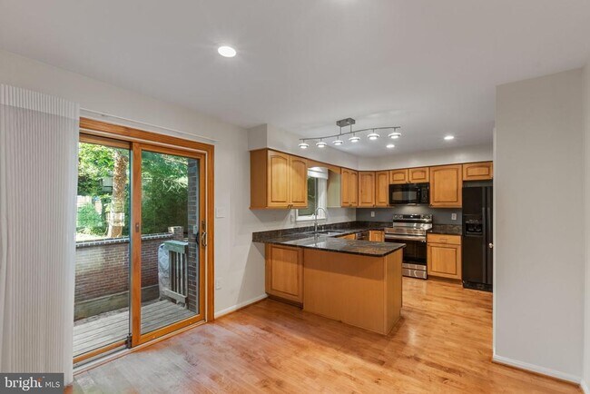 Building Photo - 6860 Williamsburg Pond Ct