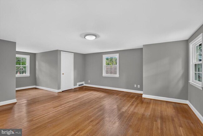 Building Photo - 7215 Rollingwood Dr