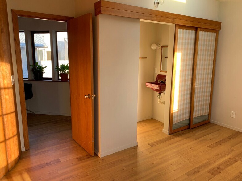 Building Photo - 2901 SE Oaks Park Way