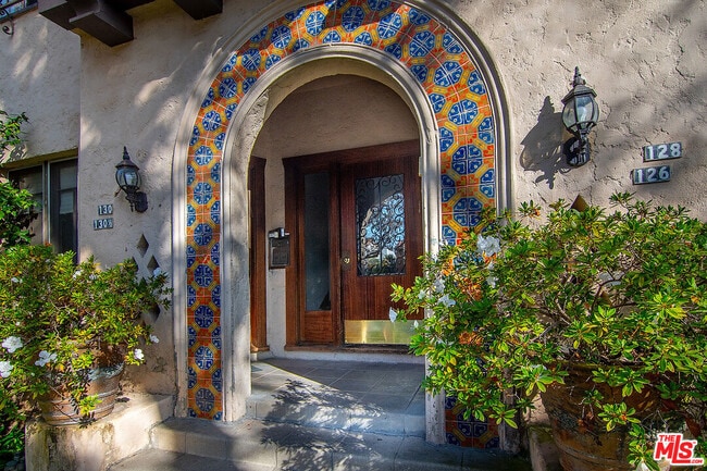 Building Photo - 126 N Sycamore Ave