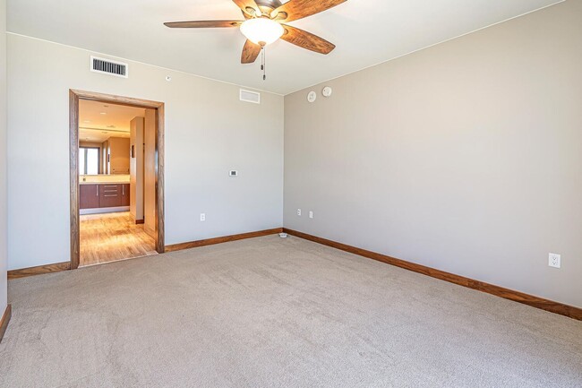 Building Photo - ONE Ala  Moana 1802 - Most Desirable Floor...