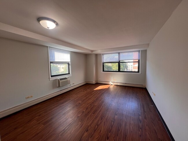 Building Photo - 3639 N Pine Grove Ave