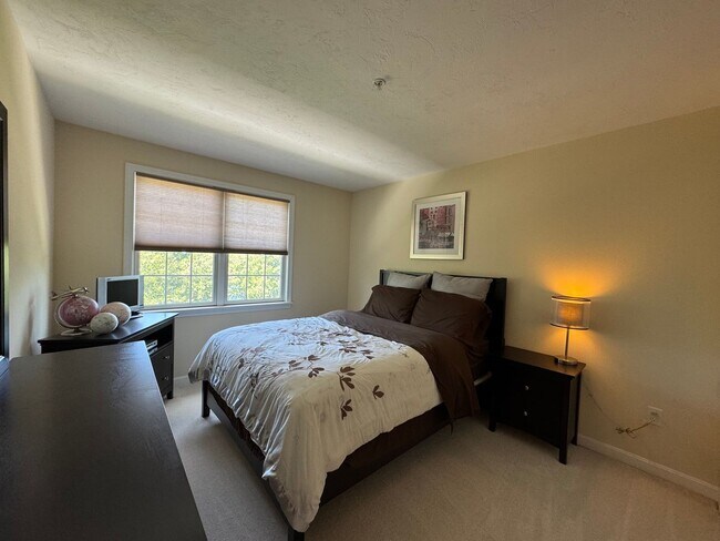 Building Photo - Updated Two-Bedroom Corner Townhouse in Lo...