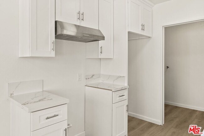 Building Photo - 820 W 98th St