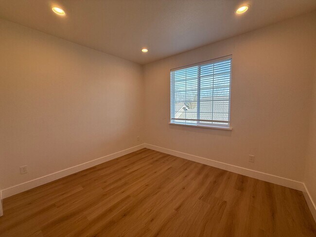 Building Photo - 8461001/85