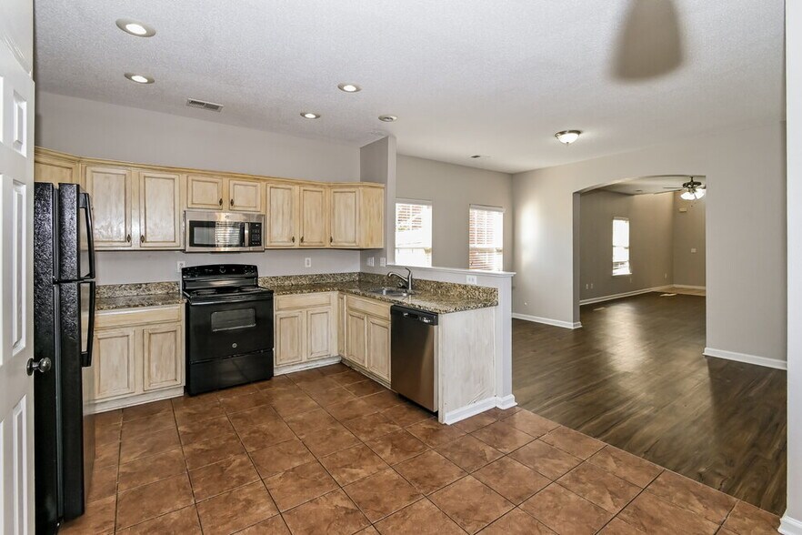 Building Photo - 9915 White Poplar Dr