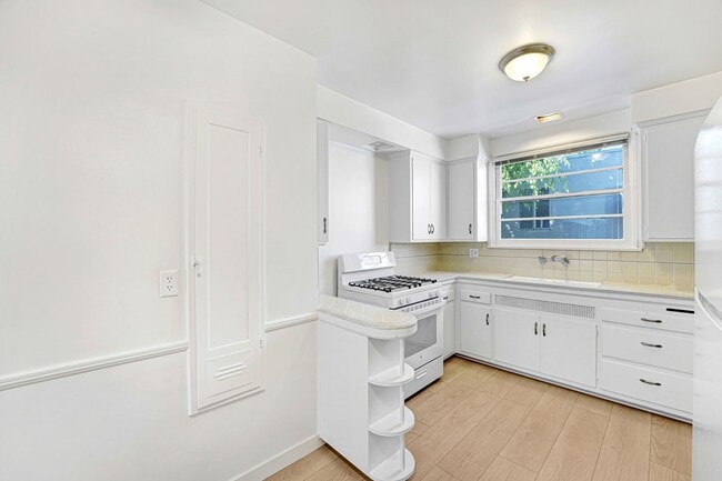 Building Photo - 10661 Eastborne Ave