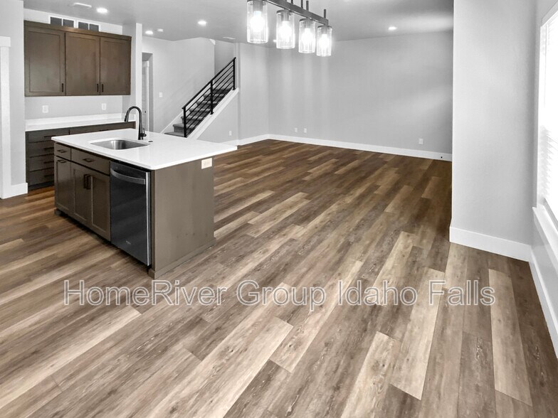 Building Photo - 2930 Sunburst Dr
