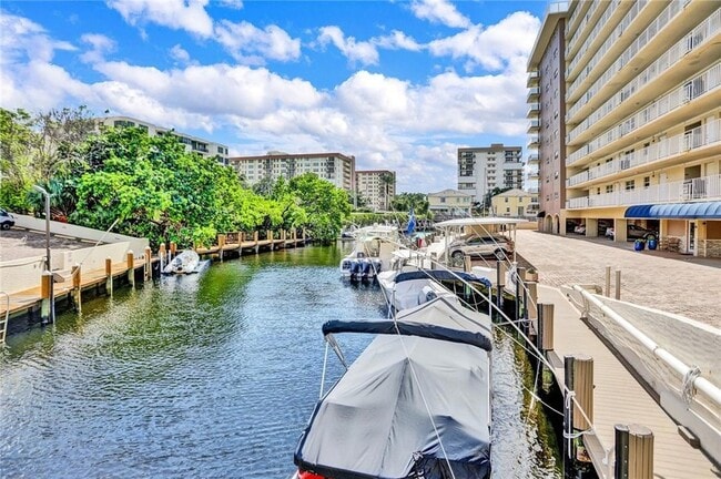 Building Photo - 1160 Hillsboro Mile Unit 904