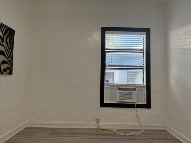 Building Photo - 1947 Madison St