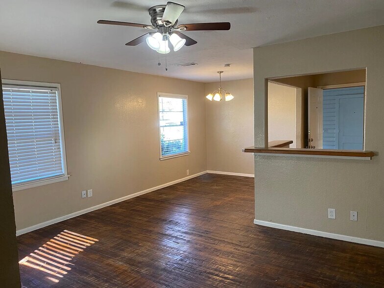 Building Photo - Room in House on Glengariff Dr