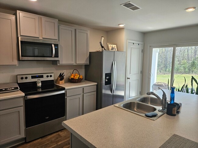 Building Photo - Lovely 3 Bedroom, 2 bath unfurnished home located in Sneads Ferry - Everett's Creek community