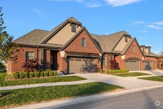 Building Photo - 3 Bedroom 3 Bath Townhome with First Floor...
