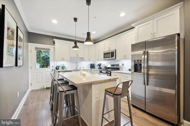 Building Photo - 2137 N Darien St