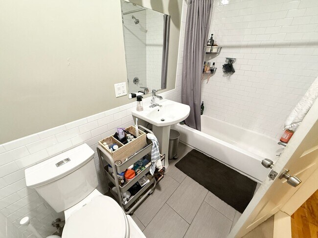 Building Photo - Great Deal and location - 4-bed, 1-bath in Allston