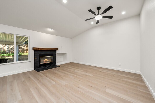 Building Photo - 302 Carlina Ct