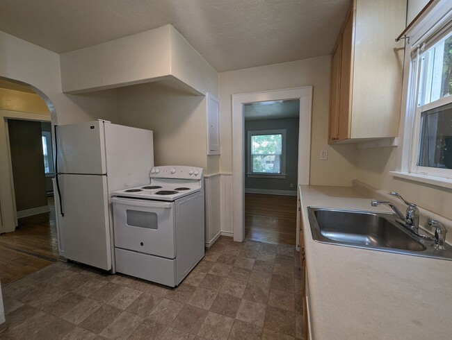 Building Photo - Nice 2 Bedroom, 1-Bath Bungalow Style Home!