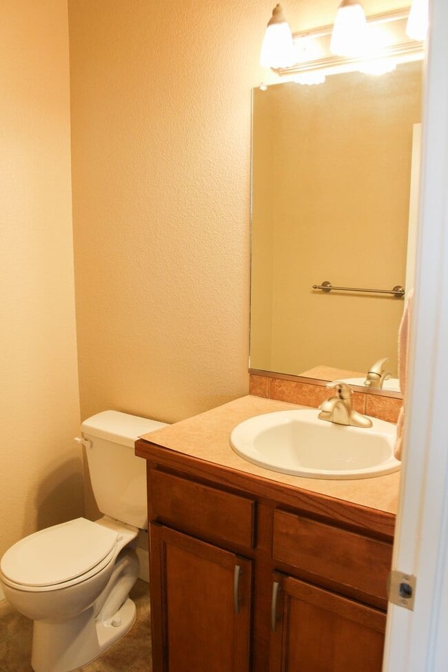 Building Photo - Meticulously maintained townhome on August...