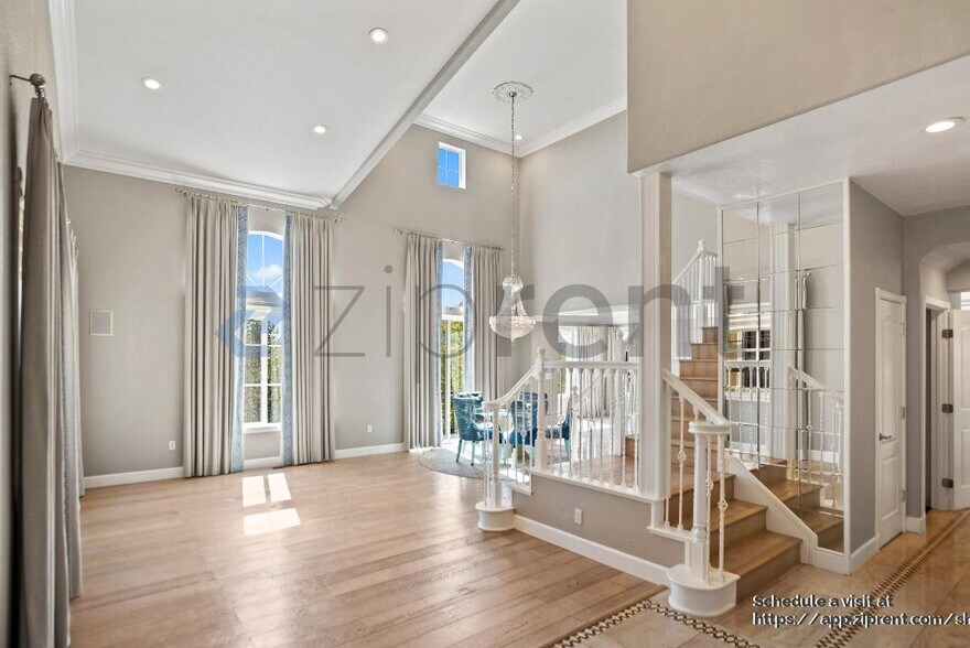 Building Photo - 51 Viola St