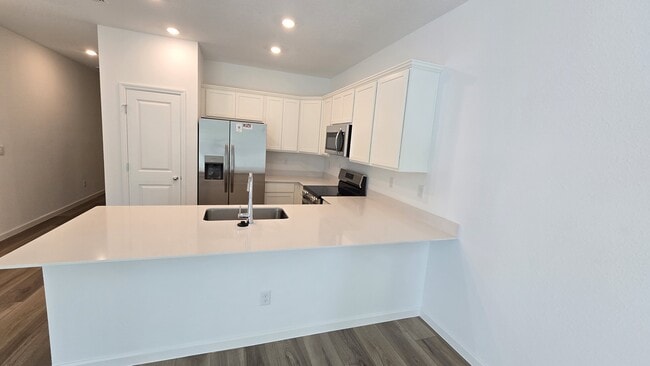 Building Photo - 581 Holly Lks Dr