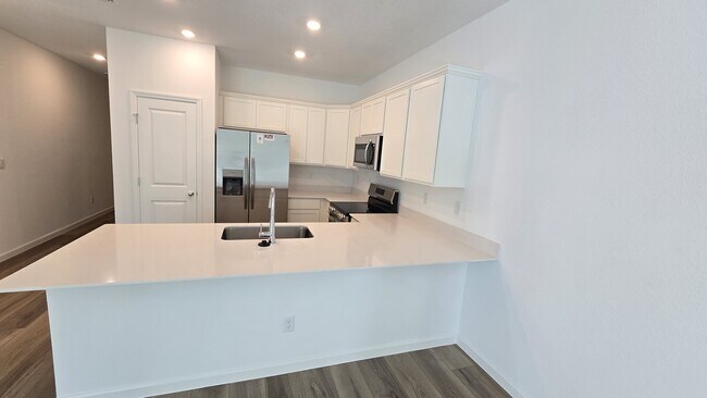 Building Photo - 713 Holly Lks Dr