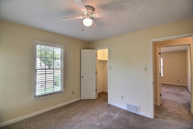 Building Photo - 383 E Valleywood Dr