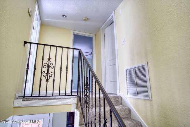 Building Photo - 2014 Vista Oaks Cir NE