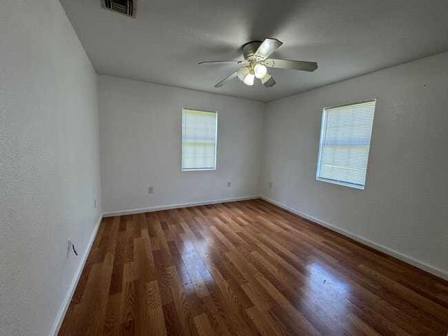 Building Photo - Charming 3 bedroom, 2 bath Florida Cracker-style home in Lake City