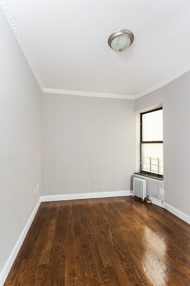 Building Photo - 326 E 100th St