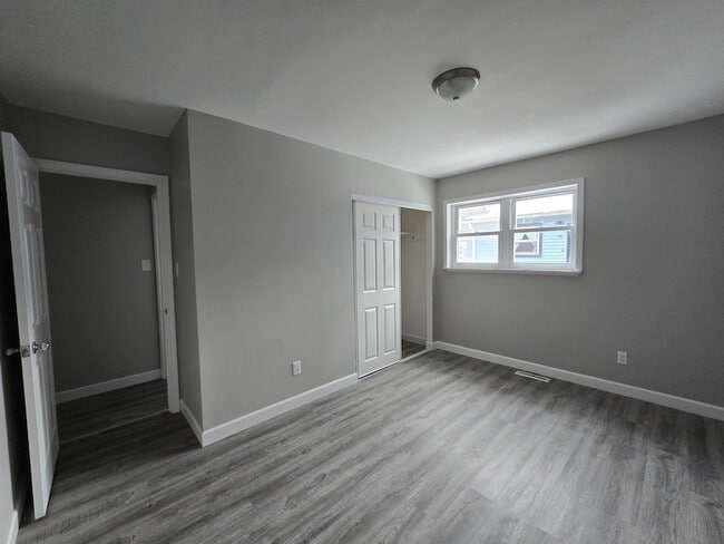 Building Photo - 1044 Hobart St