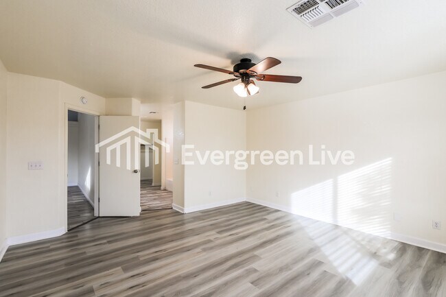 Building Photo - 1462 W Breakwell St