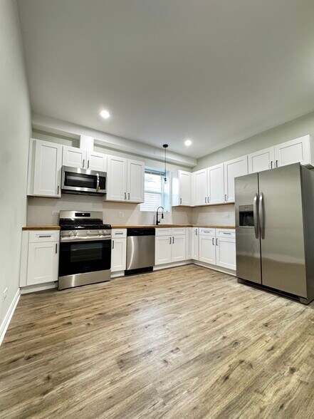 Building Photo - 6807 S Paulina St