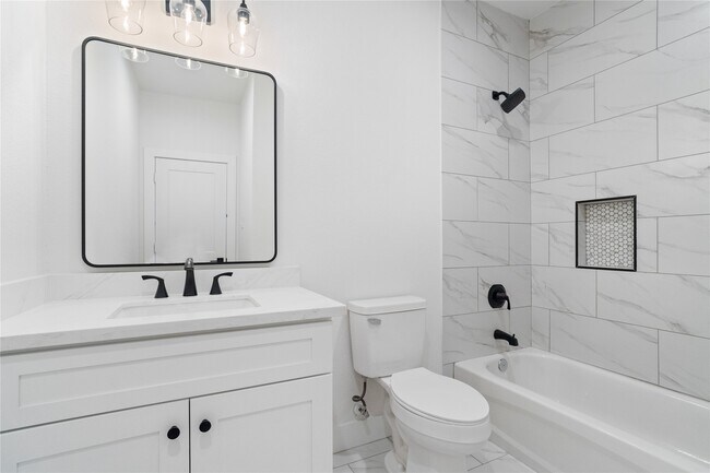 Building Photo - 1122 Hogan St