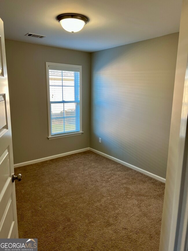 Building Photo - 1825 Chestnut Dr