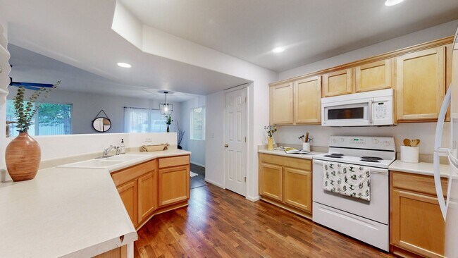 Building Photo - Beautiful 3-Bed, 2.5-Bath Home in South Fo...