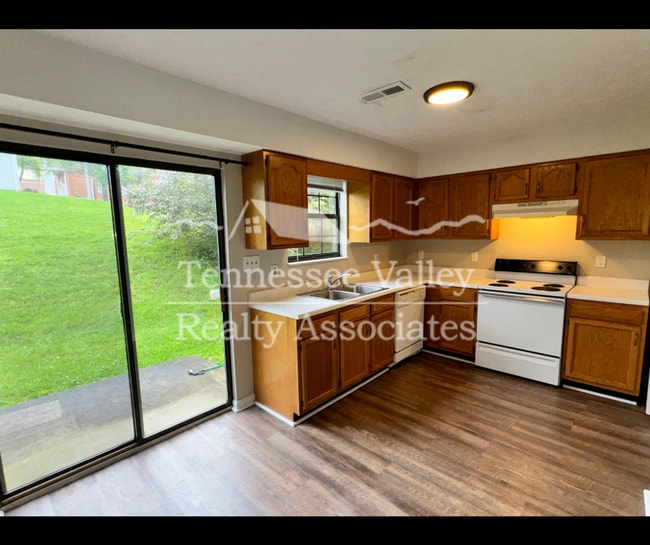 Building Photo - NEW PRICE! MOVE IN READY! Delightful 2 bed...