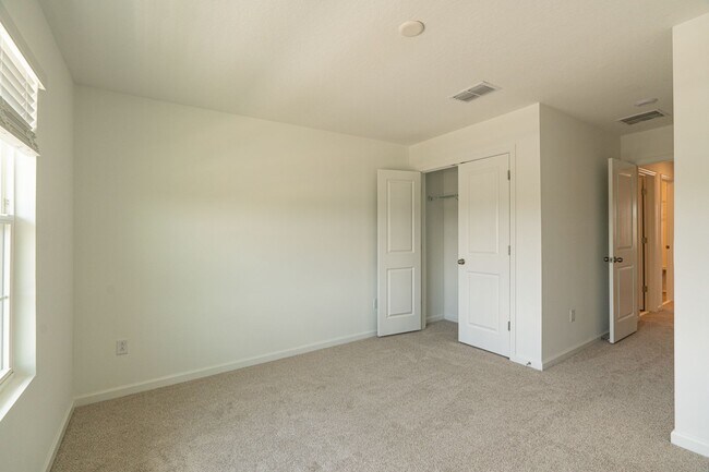Building Photo - Almost Brand New 3 beds 2.5 baths in East ...