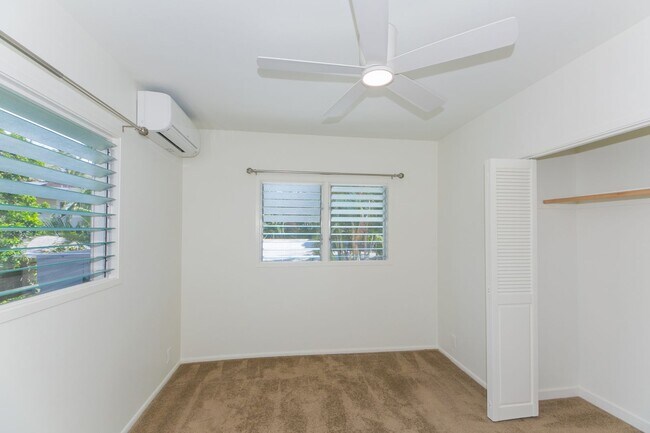Building Photo - Kahala Avenue - renovated / upstairs 1 bedroom, 1 bath on Kahala Avenue less than 250 feet from b...