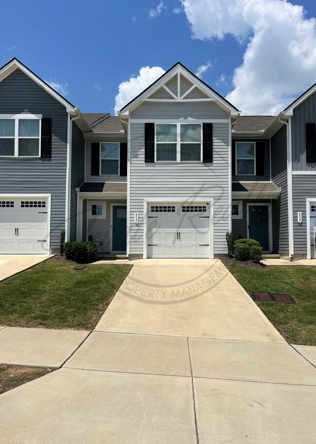 Building Photo - Three Bedroom Townhouse with Garage in Lov...