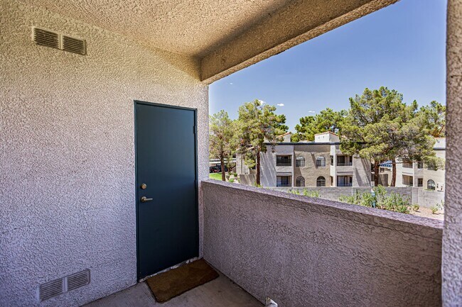 Building Photo - Upstairs condo in gated community