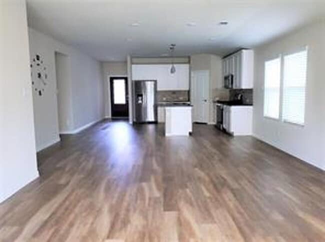 Building Photo - 3 Bedroom with Flex Space Available NOW!